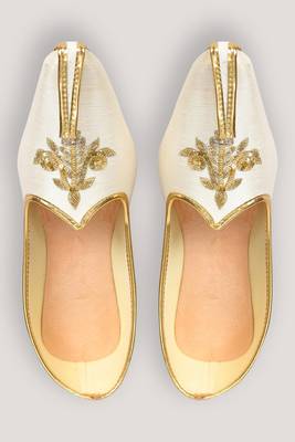 Cream jutti with floral motifs hand embroidery 1