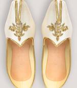 Cream jutti with floral motifs hand embroidery