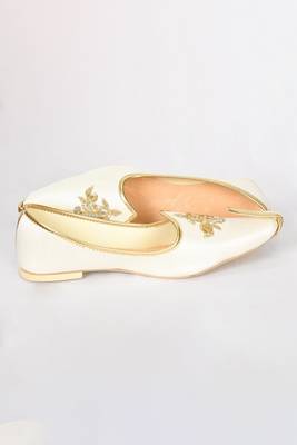 Cream jutti with floral motifs hand embroidery 2