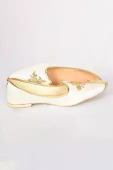 Cream jutti with floral motifs hand embroidery