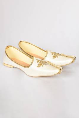 Cream jutti with floral motifs hand embroidery 3