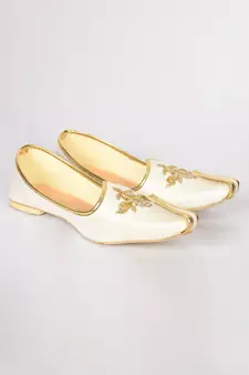 Cream jutti with floral motifs hand embroidery