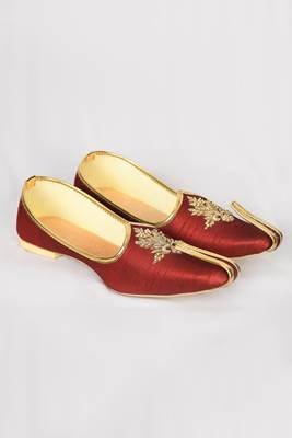 Maroon Silk jutti with floral motifs hand embroidery 3