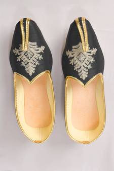 Black Silk Embroidered Jutti