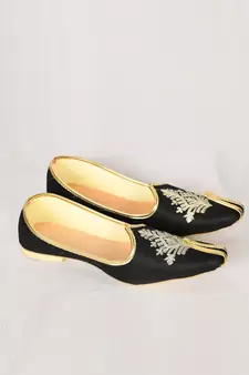 Black Silk Embroidered Jutti