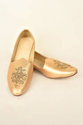 Gold Embroidered Mojaris 2