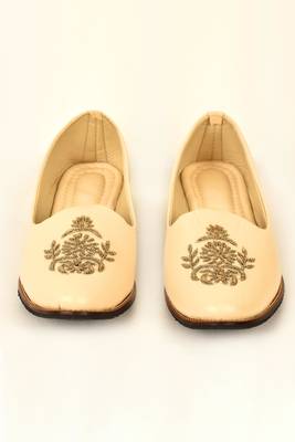 Beige Embroidered Mojaris 1