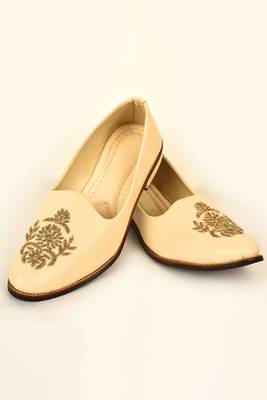 Beige Embroidered Mojaris 2