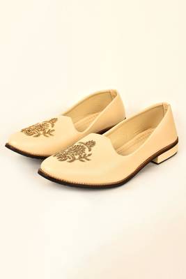 Beige Embroidered Mojaris 3