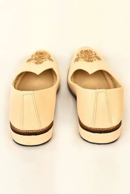 Beige Embroidered Mojaris 4