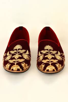Maroon Floral Embroidered Mojaris 1