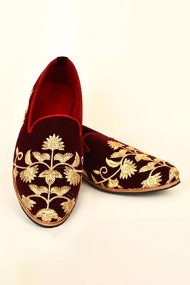 Maroon Floral Embroidered Mojaris 2
