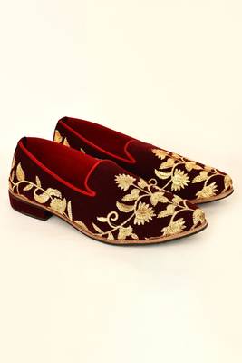 Maroon Floral Embroidered Mojaris 3