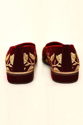 Maroon Floral Embroidered Mojaris 4