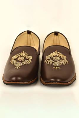 Brown Embroidered Mojaris 1