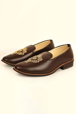 Brown Embroidered Mojaris 2