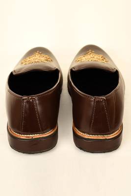 Brown Embroidered Mojaris 4