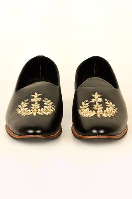 Black Floral Embroidered Mojaris 1