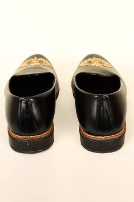 Black Floral Embroidered Mojaris 4