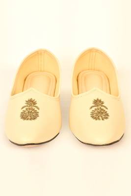 Gold Floral Embroidered Mojaris 1