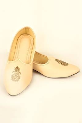 Gold Floral Embroidered Mojaris 2