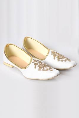 White Silk Embroidered Jutti 3