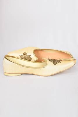 Beige Silk Embroidered Jutti 2