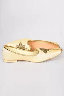 Beige Silk Embroidered Jutti