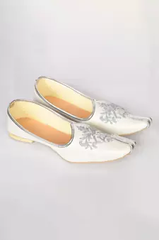 White Silk Embroidered Jutti