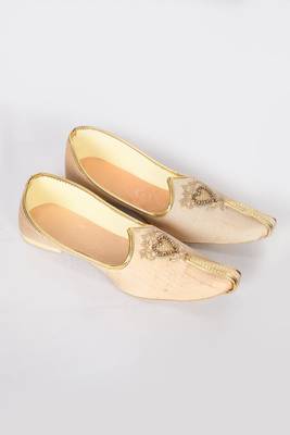 Gold Silk Embroidered Jutti 3