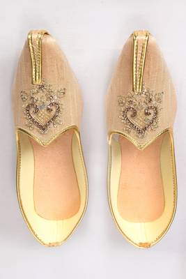 Gold Silk Embroidered Jutti 1