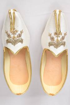 White Silk Embroidered Jutti