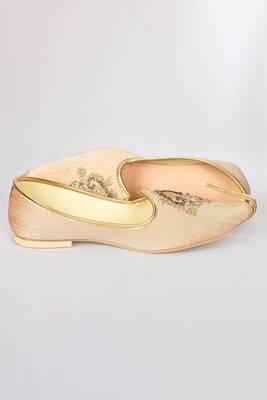 Gold Silk Embroidered Jutti 2