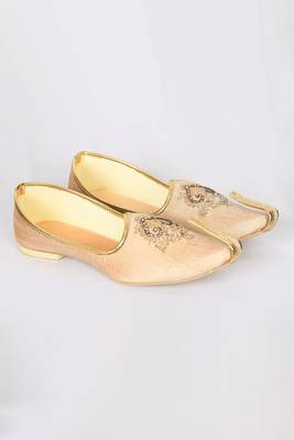 Gold Silk Embroidered Jutti 3