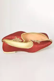 Maroon Silk Embroidered Jutti