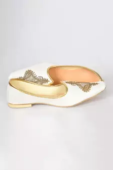 White Silk Embroidered Jutti