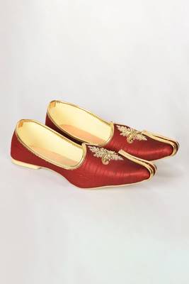 Maroon Silk Embroidered Jutti 3