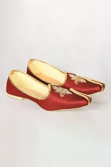Maroon Silk Embroidered Jutti