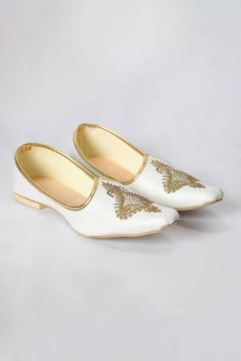 White Silk Embroidered Jutti 3