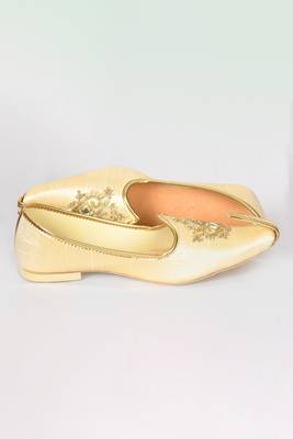 Gold Silk Embroidered Jutti 2