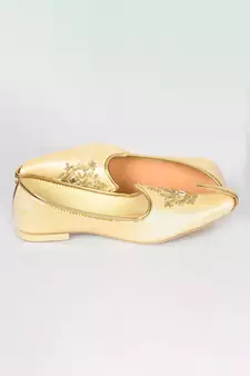 Gold Silk Embroidered Jutti