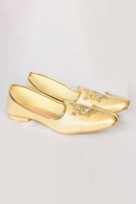 Gold Silk Embroidered Jutti 3