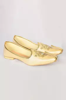 Gold Silk Embroidered Jutti