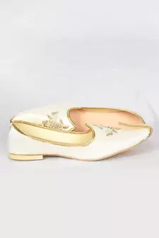 White Silk Embroidered Jutti
