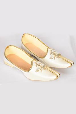 White Silk Embroidered Jutti 3