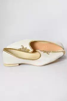 White Silk Embroidered Jutti