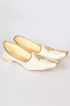 White Silk Embroidered Jutti