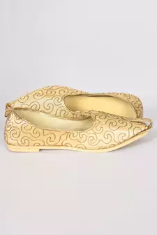 Beige Silk Embroidered Jutti