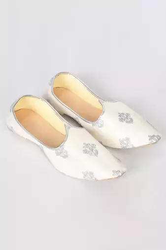 White Silk Embroidered Jutti