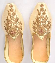 Beige Silk Embroidered Jutti